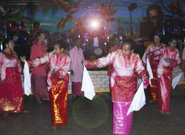 menari lenso